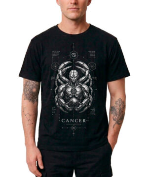 Mężczyzna ma na sobie czarną męską koszulkę z nadrukiem przedstawiającym szczegółowy rysunek raka, symbole znaku zodiaku Rak oraz geometryczne linie.