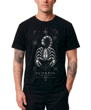 Mężczyzna ma na sobie czarną męską koszulkę z dużym białym nadrukiem przedstawiającym skorpiona, symbole astrologiczne oraz napis „Scorpio” z przodu.
