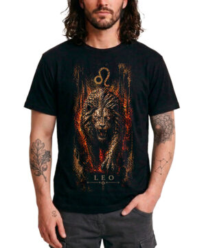 Mężczyzna ubrany w czarną koszulkę męską „Lew” z graficznym nadrukiem ognistego lwa, napisem „LEO” oraz symbolem znaku zodiaku Lwa z przodu. Produkt ma krótkie rękawy, a model ma tatuaże na obu ramionach i stoi z jedną ręką w kieszeni.