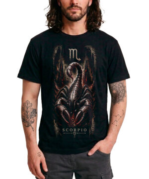 Czarna koszulka „Skorpion” z dużym nadrukiem znaku zodiaku Skorpion oraz skorpiona z przodu, prezentowana przez mężczyznę stojącego z ręką w kieszeni.
