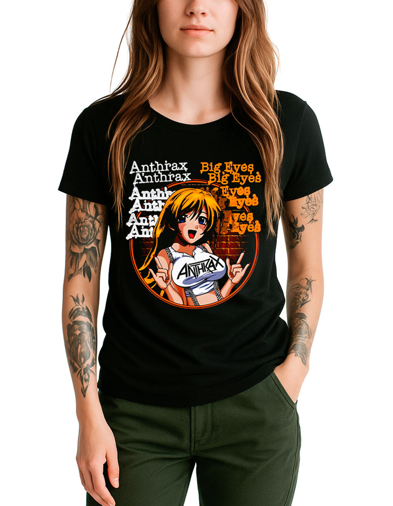 tshirt-muzyczny-koncertowy-damski-anthrax-big-eyes Czarna damska koszulka ANTHRAX „Big Eyes” z nadrukiem w stylu anime, prezentowana przez osobę o długich włosach i tatuażach na białym tle. Modelka ma na sobie również ciemnozielone spodnie.