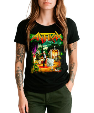 Damska koszulka ANTHRAX „Cursum Perficio” z kolorowym nadrukiem, prezentowana przez osobę ubraną w zielone spodnie, stojącą z rękami w kieszeniach.