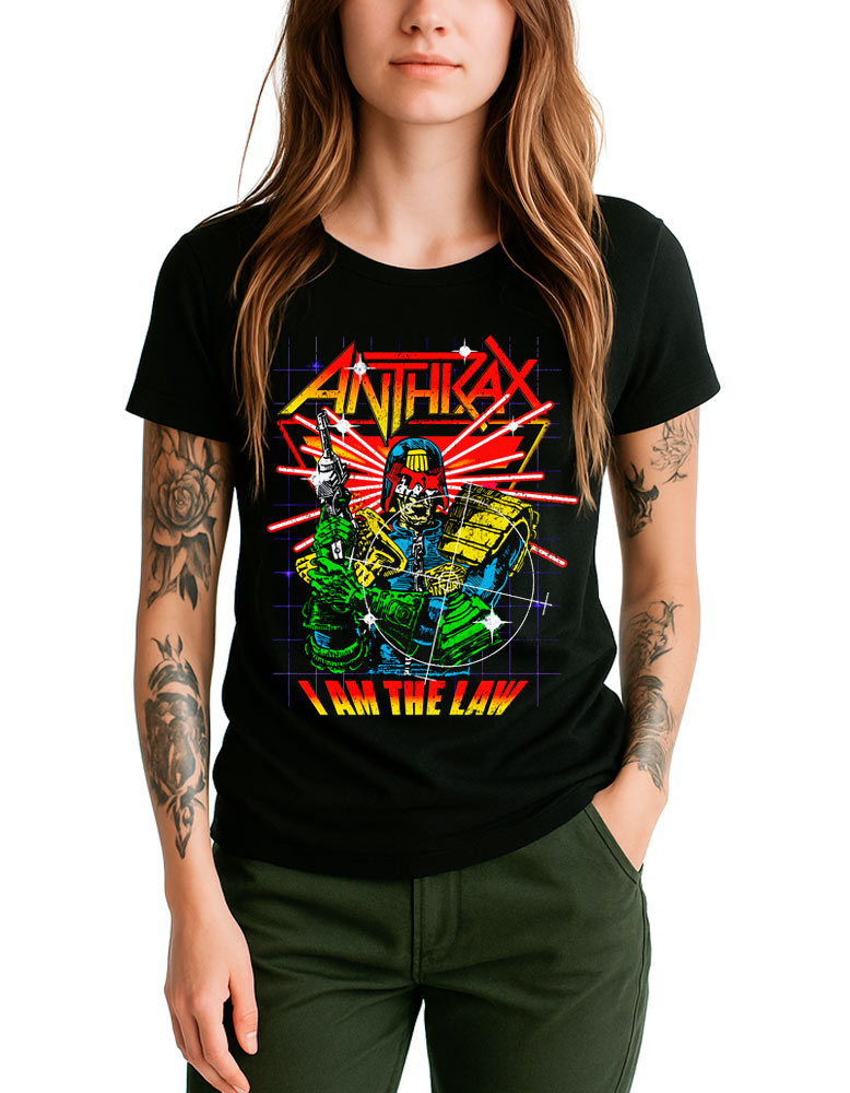 tshirt-muzyczny-koncertowy-damski-anthrax-cyber-judge Czarna damska koszulka ANTHRAX „Cyber Judge” z kolorową grafiką w stylu komiksowym i dużym napisem z przodu, prezentowana przez osobę stojącą z rękami w kieszeniach.