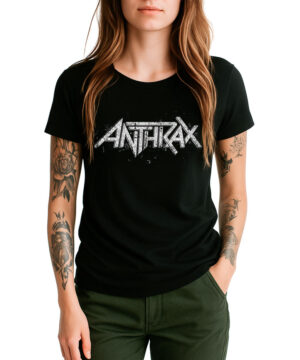 Czarna koszulka ANTHRAX „Distressed” z wyraźnym nadrukiem z przodu, noszona przez osobę o długich brązowych włosach i tatuażach na rękach. Produkt zaprezentowany w połączeniu z zielonymi spodniami.