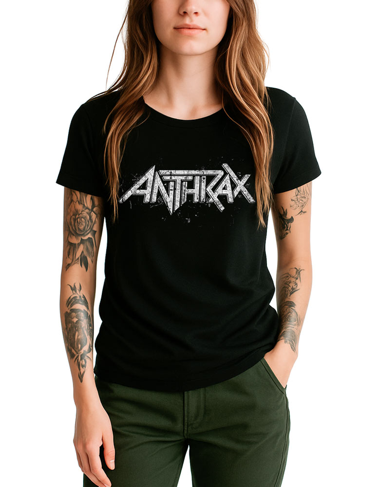 tshirt-muzyczny-koncertowy-damski-anthrax-distressed Czarna koszulka ANTHRAX „Distressed” z wyraźnym nadrukiem z przodu, noszona przez osobę o długich brązowych włosach i tatuażach na rękach. Produkt zaprezentowany w połączeniu z zielonymi spodniami.