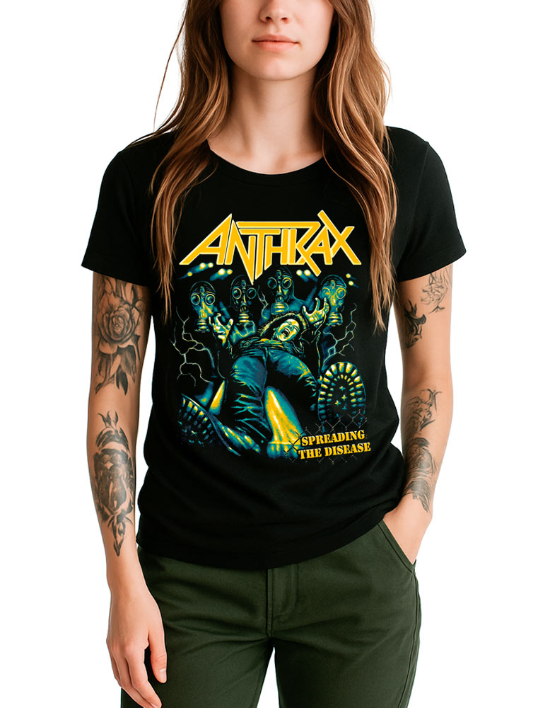 tshirt-muzyczny-koncertowy-damski-anthrax-electric-fence Czarna damska koszulka marki ANTHRAX z nadrukiem „Electric Fence”, prezentowana przez osobę stojącą z rękami w kieszeniach, ubraną w zielone spodnie.