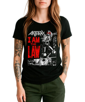 Czarna damska koszulka ANTHRAX „I am the Law Comic”, noszona przez osobę z widocznymi tatuażami na obu ramionach; osoba ta stoi z rękami w kieszeniach.