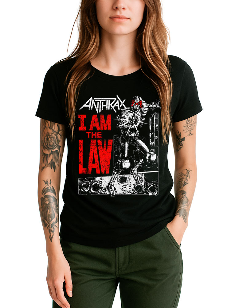 tshirt-muzyczny-koncertowy-damski-anthrax-i-am-the-law-comic Czarna damska koszulka ANTHRAX „I am the Law Comic”, noszona przez osobę z widocznymi tatuażami na obu ramionach; osoba ta stoi z rękami w kieszeniach.