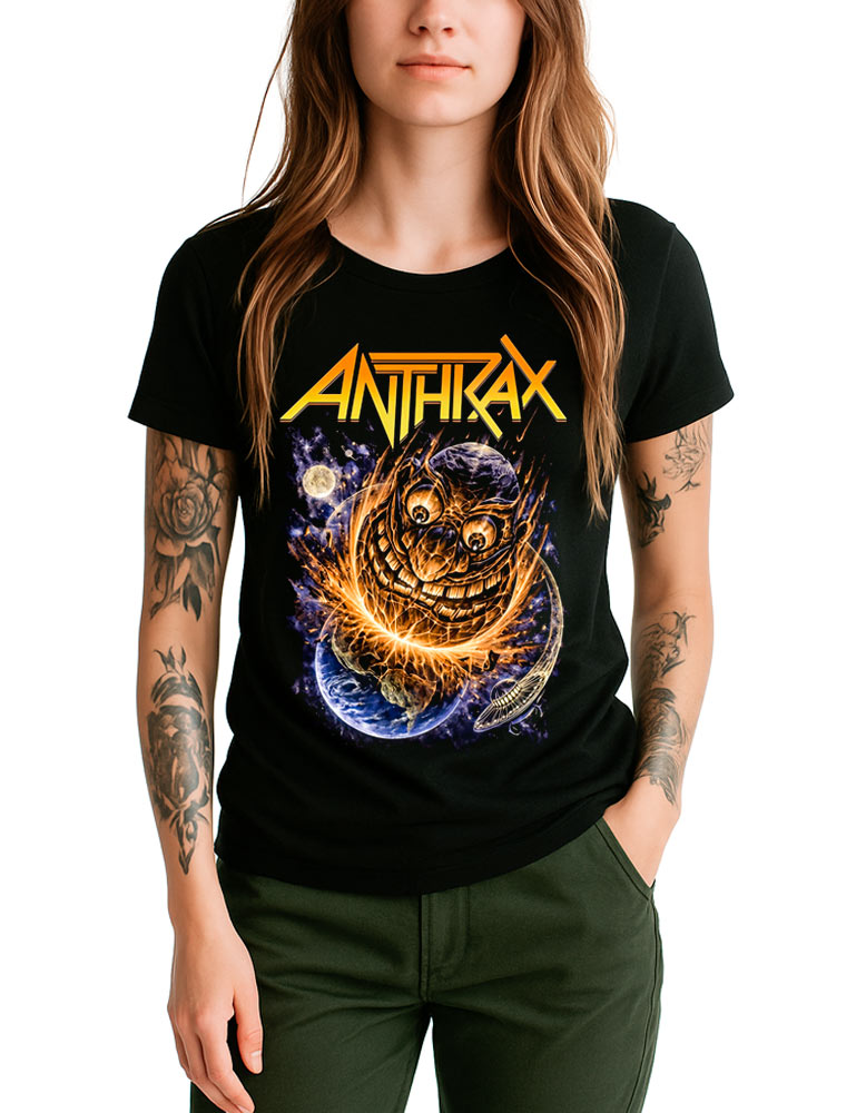 tshirt-muzyczny-koncertowy-damski-anthrax-not-world Czarna damska koszulka ANTHRAX „Not World” z kolorowym nadrukiem z przodu, prezentowana przez osobę z widocznymi tatuażami na obu ramionach, stojącą z rękami w kieszeniach.
