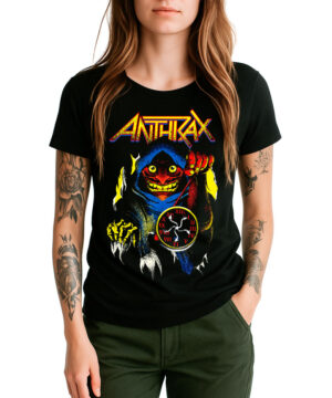 Czarna damska koszulka marki ANTHRAX z kolorową grafiką przedstawiającą potwora oraz napisem „Persistence of Time Not Death”, prezentowana przez osobę stojącą z rękami w zielonych spodniach.
