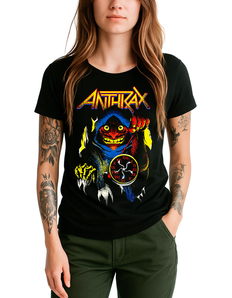 tshirt-muzyczny-koncertowy-damski-anthrax-persistence-of-time-not-death Czarna damska koszulka marki ANTHRAX z kolorową grafiką przedstawiającą potwora oraz napisem „Persistence of Time Not Death”, prezentowana przez osobę stojącą z rękami w zielonych spodniach.