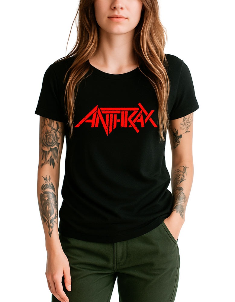 tshirt-muzyczny-koncertowy-damski-anthrax-red-logo Modelka o długich włosach i tatuażach prezentuje damską koszulkę ANTHRAX „Red logo” w kolorze czarnym, stojąc na białym tle. Na zdjęciu widać również zielone spodnie.