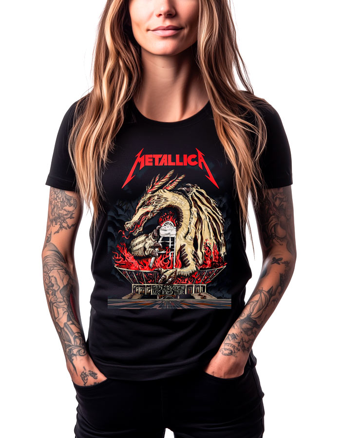 tshirt-muzyczny-koncertowy-damski-metallica-chorzow-dragon Kobieta prezentuje czarną damską koszulkę METALLICA „Chorzów – Dragon” z wyrazistym motywem smoka i płomieni z przodu. Modelka stoi z rękami w kieszeniach, na obu ramionach widać tatuaże. Tło jest białe, jednolite.