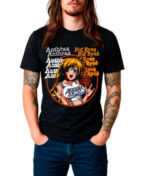 Męska czarna koszulka ANTHRAX „Big Eyes” z grafiką w stylu anime oraz nadrukami „Anthrax” i „Big Eyes”; widoczne są również tatuaże na ramionach osoby noszącej koszulkę.