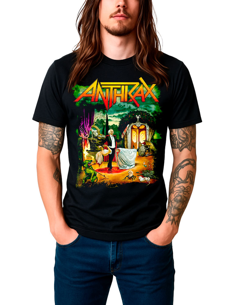 tshirt-muzyczny-koncertowy-meski-anthrax-cursum-perficio Czarna koszulka ANTHRAX „Cursum Perficio” z kolorową ilustracją w stylu fantasy, noszona przez osobę o długich włosach i tatuażach. Produkt pokazano w połączeniu z niebieskimi dżinsami.