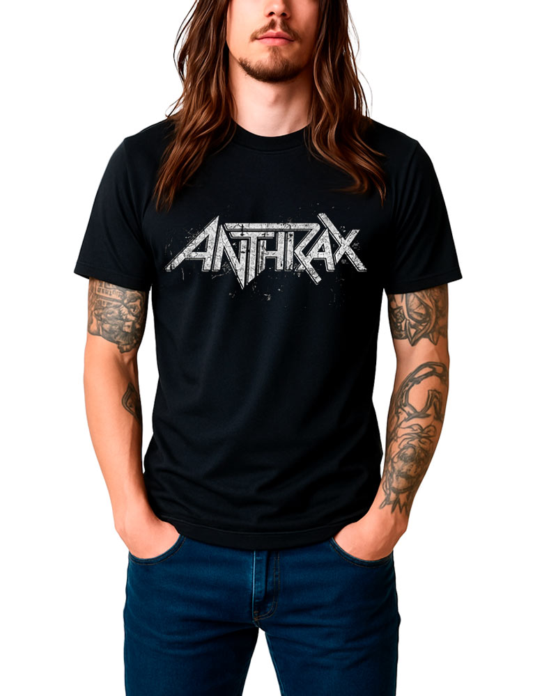 tshirt-muzyczny-koncertowy-meski-anthrax-distressed Mężczyzna z długimi włosami i tatuażami prezentuje czarną męską koszulkę ANTHRAX „Distressed” z wyrazistym nadrukiem zespołu na klatce piersiowej, stojąc z rękami w kieszeniach dżinsów.