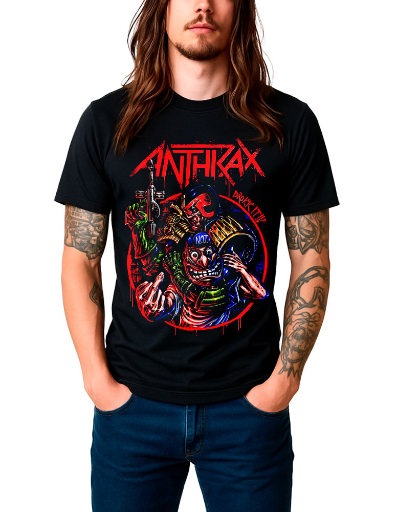 tshirt-muzyczny-koncertowy-meski-anthrax-drokk-it Czarna koszulka ANTHRAX z napisem „Drokk It” i kolorową grafiką, noszona przez osobę w niebieskich dżinsach z widocznymi tatuażami na rękach, przedstawiona na białym tle.