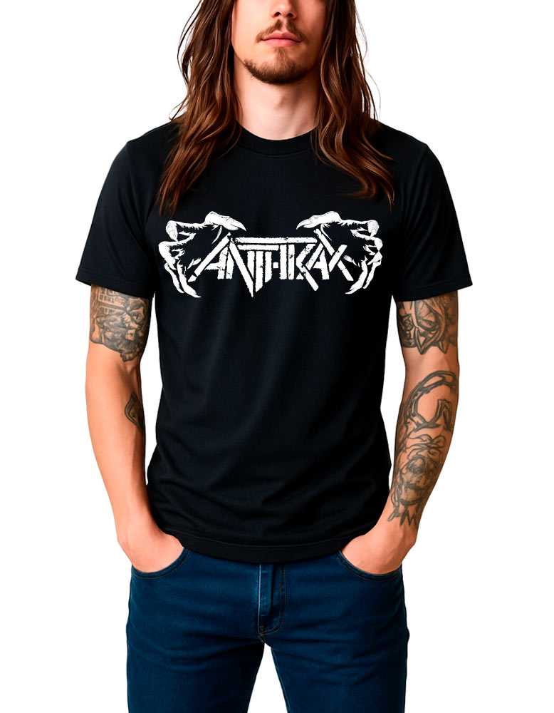 tshirt-muzyczny-koncertowy-meski-anthrax-evil-hands Osoba o długich włosach i tatuażach ma na sobie czarną koszulkę ANTHRAX z napisem „Evil hands” oraz niebieskie dżinsy; stoi z rękami w kieszeniach na białym tle.
