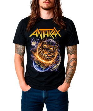 Męska koszulka ANTHRAX „Not World” w kolorze czarnym z wyrazistą, kolorową grafiką przedstawiającą płonącą czaszkę na piersi. Na białym tle widnieje postać stojąca z rękami w kieszeniach dżinsów.