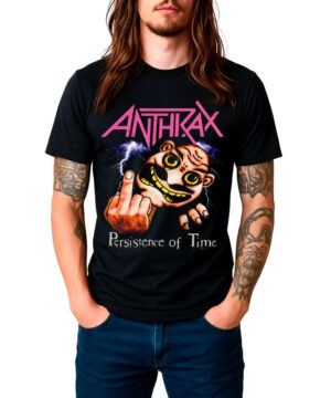 Czarna koszulka ANTHRAX „Persistence Vintage Airbrush” z nadrukiem przedstawiającym kreskówkową twarz pokazującą środkowy palec. Postać stoi z rękami w kieszeniach dżinsów.