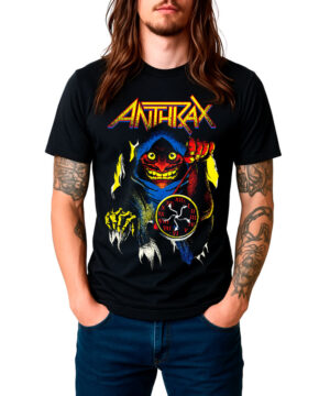 Mężczyzna ma na sobie czarną koszulkę ANTHRAX z napisem „Persistence of Time Not Death” i kolorową grafiką przedstawiającą potwora z pazurami i zegarem. Produkt na białym tle.