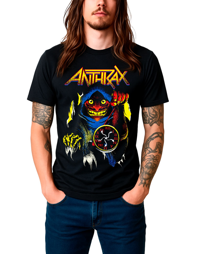 tshirt-muzyczny-koncertowy-meski-anthrax-persistence-of-time-not-death Mężczyzna ma na sobie czarną koszulkę ANTHRAX z napisem „Persistence of Time Not Death” i kolorową grafiką przedstawiającą potwora z pazurami i zegarem. Produkt na białym tle.