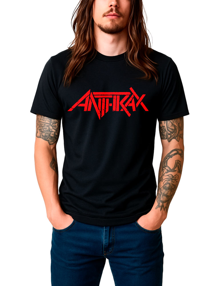 tshirt-muzyczny-koncertowy-meski-anthrax-red-logo Mężczyzna z długimi włosami i tatuażami prezentuje czarną męską koszulkę z nadrukiem oraz czerwonym logo zespołu Anthrax na klatce piersiowej. Stoi na białym tle, trzymając ręce w kieszeniach.