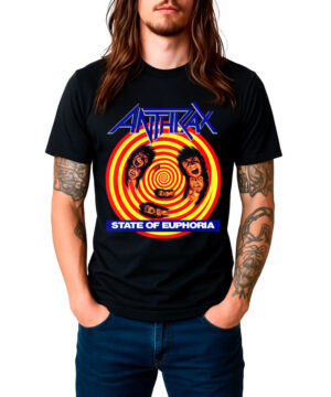 Czarna męska koszulka ANTHRAX „State of Euphoria” z nadrukiem przedstawiającym dwie ilustrowane twarze oraz czerwono-żółty spiralny wzór, prezentowana przez osobę stojącą z rękami w kieszeniach na białym tle.