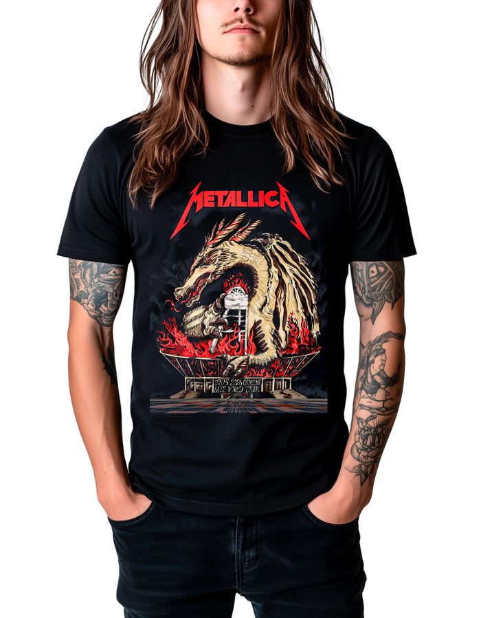tshirt-muzyczny-koncertowy-meski-metallica-chorzow-dragon Czarna koszulka METALLICA „Chorzów – Dragon” z nadrukiem smoka i płomieni, prezentowana przez osobę o długich włosach i tatuażach, stojącą na białym tle.