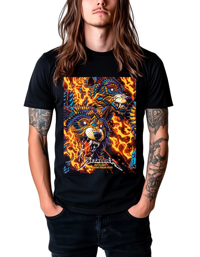 tshirt-muzyczny-koncertowy-meski-metallica-warszawa-wilki Czarna męska koszulka METALLICA „Warszawa – Wilki” z wyrazistą, ognistą grafiką przedstawiającą dwie warczące pantery oraz napisem „Azazul”, prezentowana przez osobę o długich włosach i tatuażach.