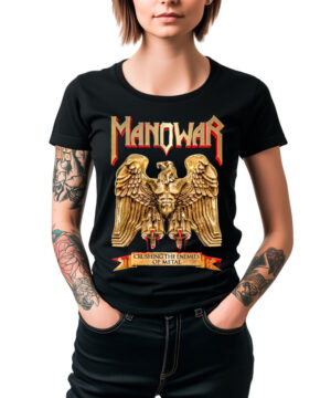 Czarna damska koszulka MANOWAR „Battle hymns 2022 edition” z nadrukiem złotego orła i napisem „Crushing the Enemies of Metal”, prezentowana przez osobę z tatuażami.