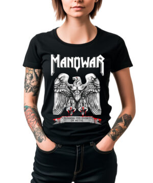 Czarna damska koszulka MANOWAR „Battle Hymns” z nadrukiem orła oraz napisem „Crushing the Enemies of Metal”; na obu ramionach osoby prezentującej produkt widoczne są tatuaże.