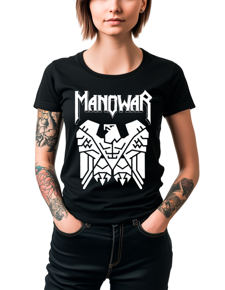 tshirt-damski-muzyczny-manowar-eagle-logo Czarna damska koszulka MANOWAR z dużym białym nadrukiem przedstawiającym orła trzymającego topory, prezentowana przez osobę z tatuażami.