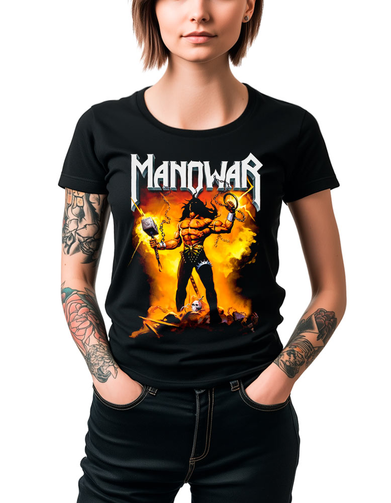 Kobieta w czarnej damskiej koszulce MANOWAR „Gods and Kings” z kolorowym, fantastycznym motywem wojownika z przodu; krótki rękaw, klasyczny krój, widoczne wytatuowane ramiona, modelka stoi z rękami w kieszeniach.