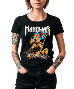 Czarna damska koszulka MANOWAR „Hail to England” z nadrukiem przedstawiającym mitycznego wojownika, noszona przez kobietę z tatuażami. Koszulka zespołowa, wygodny krój, ręce w kieszeniach.