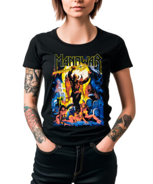Czarna damska koszulka MANOWAR „Hell on Earth” z kolorową grafiką przedstawiającą wojownika fantasy, noszona przez osobę z tatuażami; koszulka prezentowana na białym tle.
