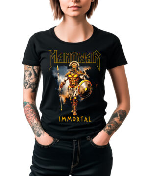 Czarna damska koszulka MANOWAR „Immortal” z nadrukiem przedstawiającym złotego wojownika w zbroi, trzymającego włócznię i tarczę; modelka prezentuje produkt z rękami w kieszeniach.