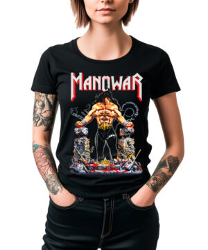 Czarna koszulka MANOWAR „Louder than Hell” z nadrukiem przedstawiającym umięśnionego wojownika zrywającego łańcuchy. Postać ma tatuaże i trzyma ręce w kieszeniach.