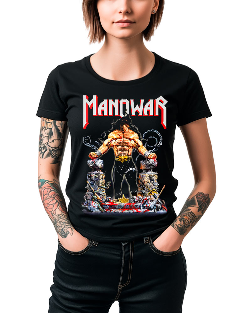 tshirt-damski-muzyczny-manowar-louder-than-hell Czarna koszulka MANOWAR „Louder than Hell” z nadrukiem przedstawiającym umięśnionego wojownika zrywającego łańcuchy. Postać ma tatuaże i trzyma ręce w kieszeniach.
