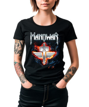 Czarna koszulka MANOWAR „Sign of the Hammer” z ognistym logo z przodu, prezentowana przez osobę z tatuażami, stojącą z rękami w kieszeniach na jednolitym tle.