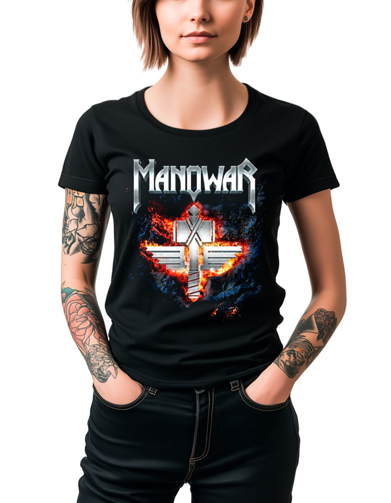 Czarna koszulka MANOWAR „Sign of the Hammer” z ognistym logo z przodu, prezentowana przez osobę z tatuażami, stojącą z rękami w kieszeniach na jednolitym tle.