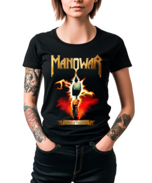 Tatuażowana kobieta ma na sobie czarną damską koszulkę MANOWAR „Blood of the Kings” z nadrukiem przedstawiającym dłoń trzymającą miecz, otoczoną błyskawicami i płomieniami.