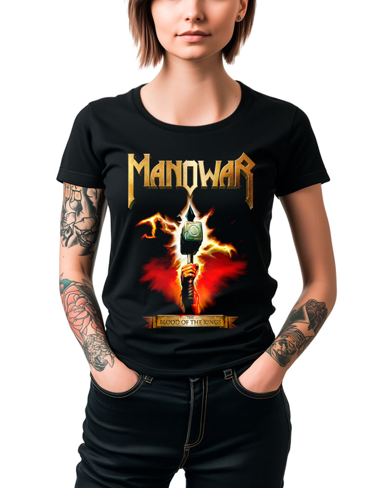 tshirt-damski-muzyczny-manowar-the-blood-of-the-kings Tatuażowana kobieta ma na sobie czarną damską koszulkę MANOWAR „Blood of the Kings” z nadrukiem przedstawiającym dłoń trzymającą miecz, otoczoną błyskawicami i płomieniami.