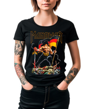 Czarna damska koszulka MANOWAR „Warriors of the World” z nadrukiem przedstawiającym umięśnioną postać trzymającą flagę i stojącą nad pokonanymi postaciami, zaprezentowana na osobie z tatuażami.