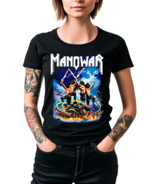Czarna damska koszulka MANOWAR „We are Gods of War” z kolorowym, fantazyjnym nadrukiem z przodu, prezentowana przez osobę stojącą z rękami w kieszeniach i widocznymi tatuażami na obu ramionach.