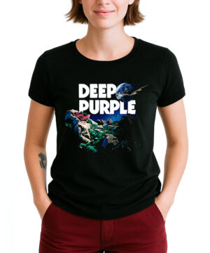 Czarna damska koszulka DEEP PURPLE „SPLAT!” z kolorową grafiką przedstawiającą przestrzeń kosmiczną i góry, zaprezentowana na osobie stojącej z rękami w kieszeniach.