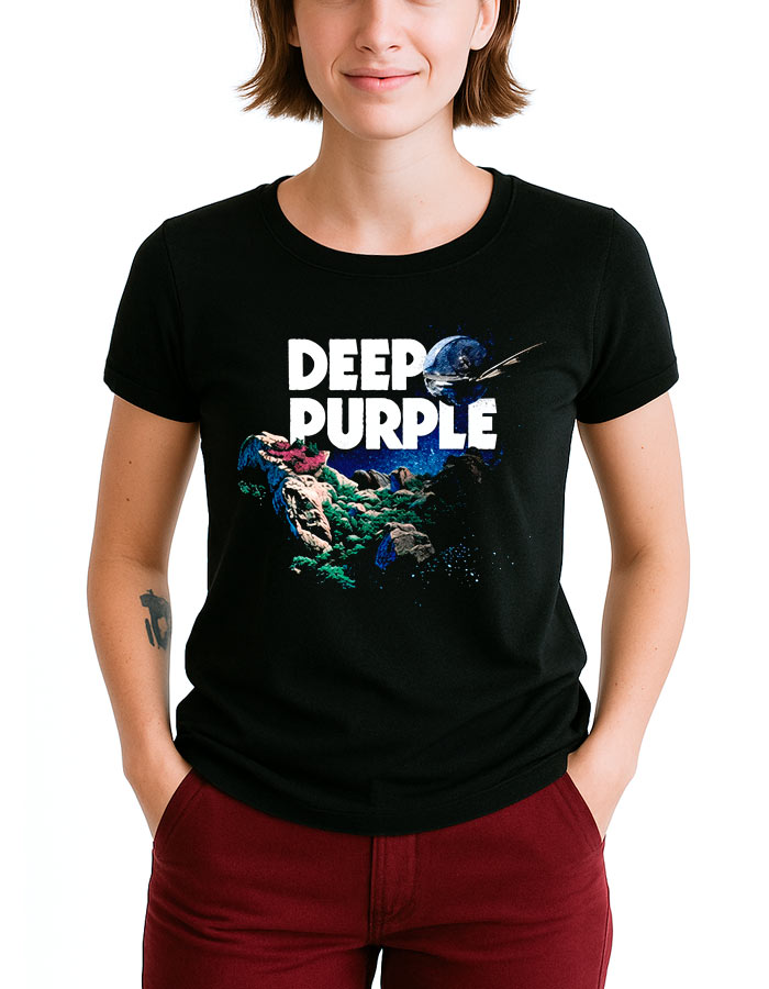 Czarna damska koszulka DEEP PURPLE „SPLAT!” z kolorową grafiką przedstawiającą przestrzeń kosmiczną i góry, zaprezentowana na osobie stojącej z rękami w kieszeniach.