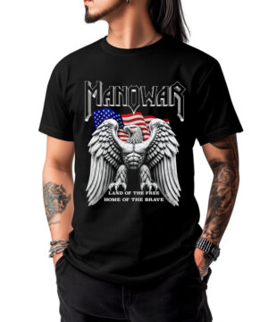 Czarna męska koszulka MANOWAR „Battle hymns USA” z nadrukiem orła, amerykańskiej flagi oraz napisem „Land of the Free, Home of the Brave”.
