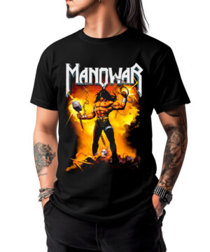 Czarna męska koszulka MANOWAR „Gods and Kings” z dużym, kolorowym nadrukiem przedstawiającym umięśnionego wojownika z mieczem i błyskawicą na tle ognistego krajobrazu.