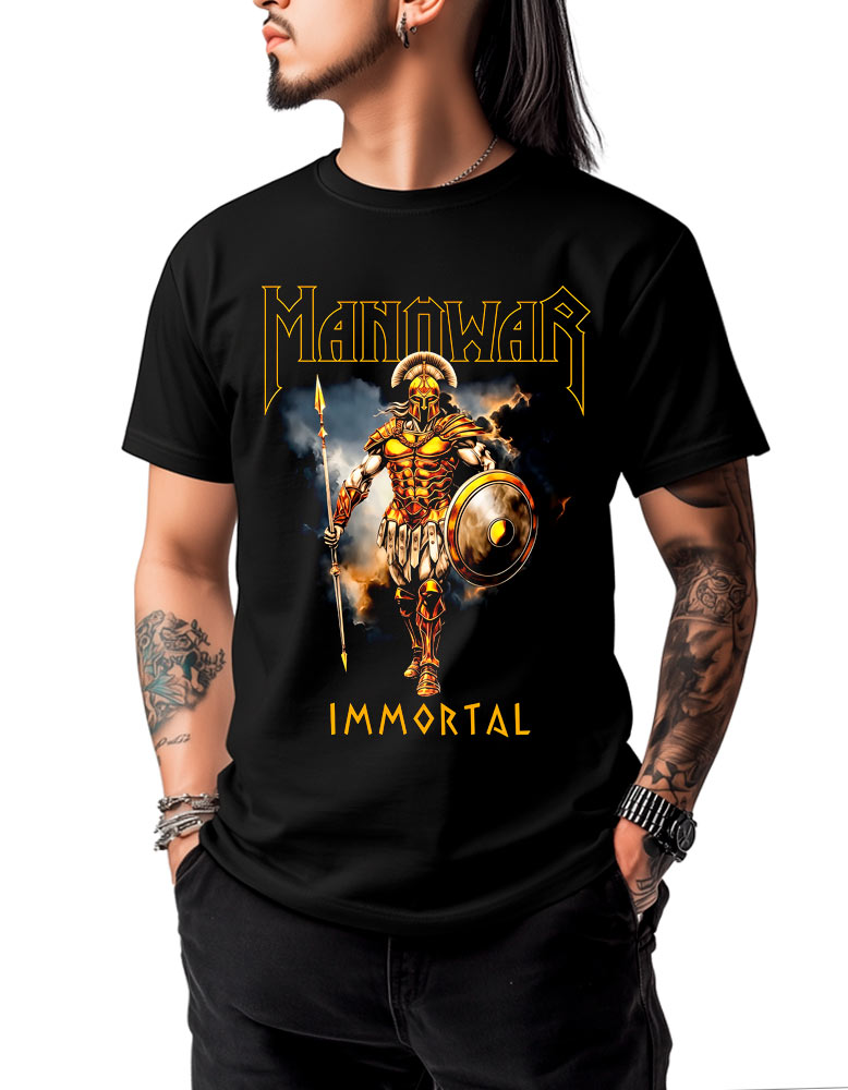 Mężczyzna w czarnej koszulce MANOWAR „Immortal” z kolorową grafiką przedstawiającą złotego wojownika w zbroi, trzymającego włócznię i tarczę, na tle płomieni.